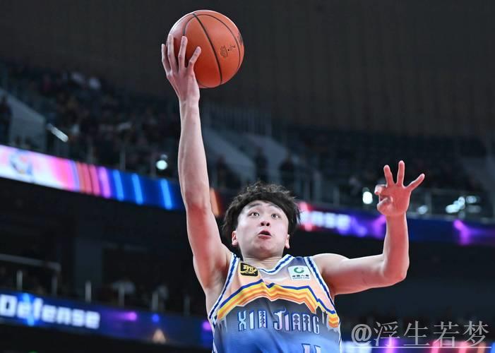 劳森跟进暴扣得分 齐麟反击上篮遗憾偏出 劳森跟进暴扣得分 齐麟反击上篮遗憾偏出